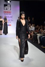 Mandira Bedi walk the ramp for So Fake Talent Box show at Lakme Fashion Week Day 2 on 4th Aug 2012 (5).JPG